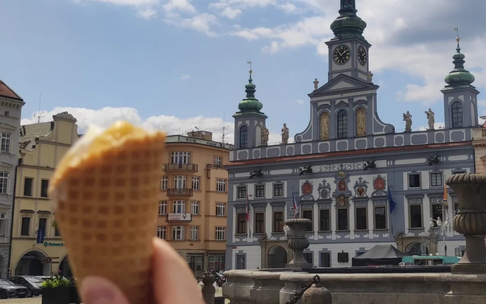 Prodej zmrzliny v Českých Budějovicích se kvůli chladnému počasí snížil