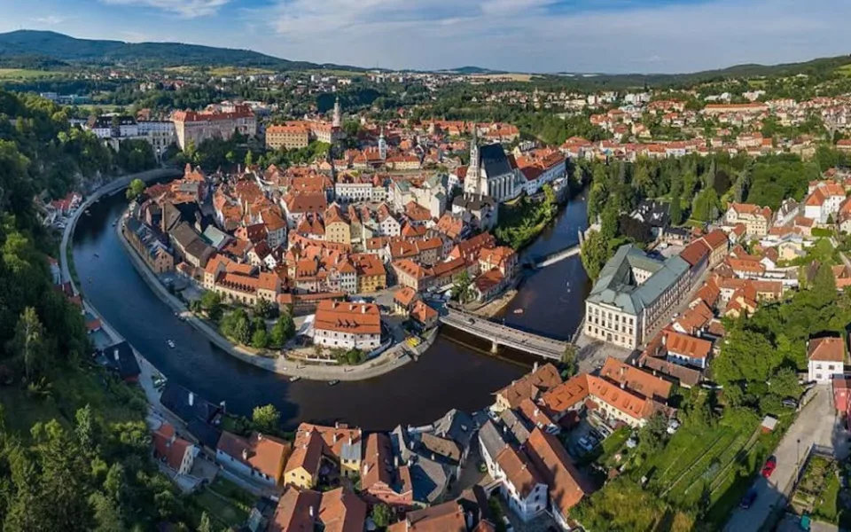KrumBusík promění dopravu v Krumlově. Mikrobus si lidé objednají přes aplikaci