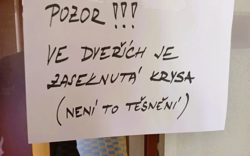 Pozor, ve dveřích je zaseknutá krysa, hlásila cedule. Zasáhnout museli hasiči