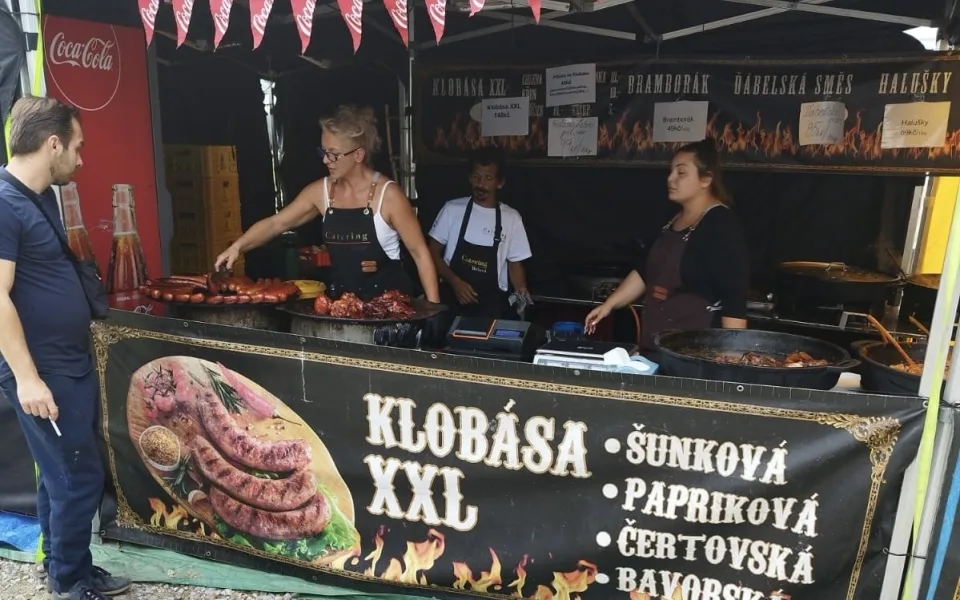 Klobása a langoš za 150, burger i za 250. Obědy se mohly rodinám na živitelce prodražit