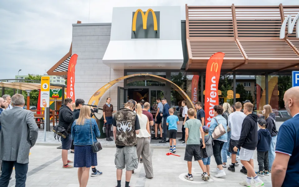 McDonald's zamířil mezi dudáky. Novou restauraci otevřel ve Strakonicích