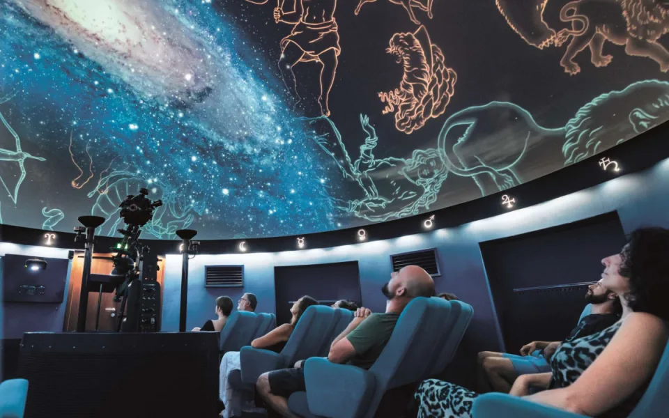 Krásnější a barevnější vesmír. Digitální planetárium dostalo nové projektory