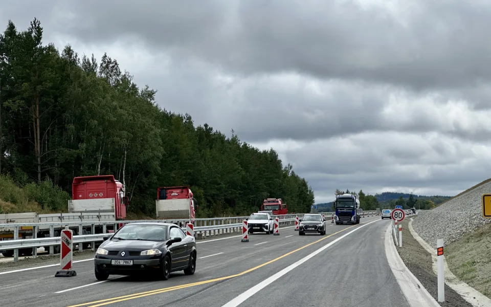 Dálnice D3 u rakouských hranic je z půlky hotová, za svodidly se stále staví