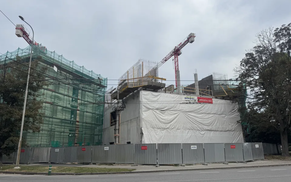 Justiční palác pomalu ukazuje svou podobu. Termín dokončení se lehce posune
