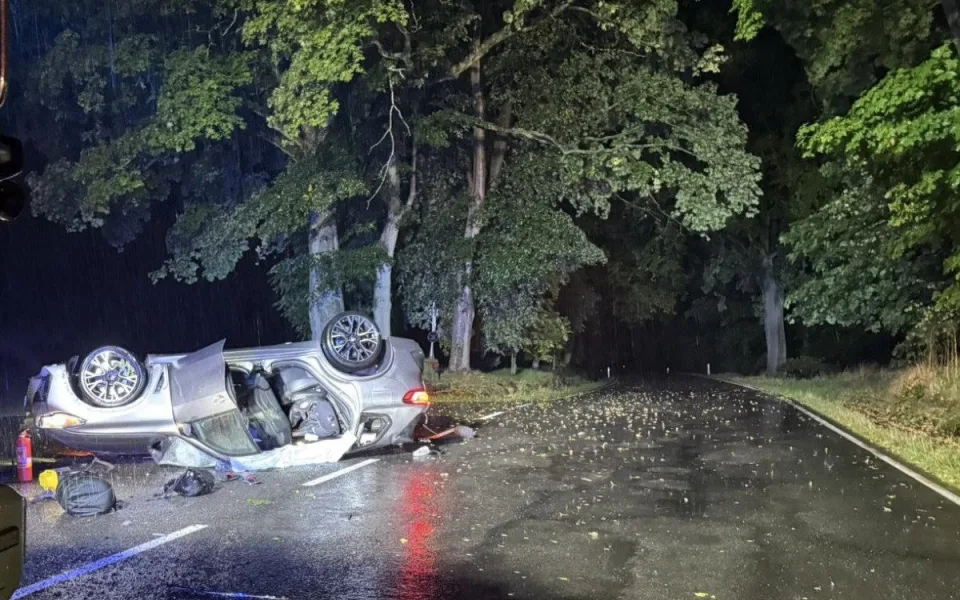 Řidič nezvládl rychlou jízdu. Skončil v nemocnici, spolujezdec na místě zemřel