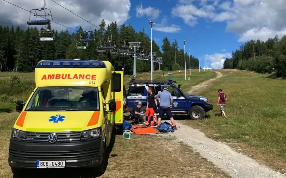 Třicetiletá bikerka spadla z kola. Letět pro ni musel vrtulník