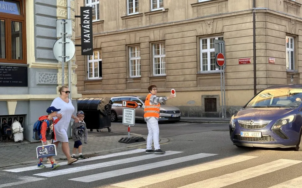 Školáci dnes opět vyrazili do školy, přes přechody jim pomáhali strážníci i dobrovolníci