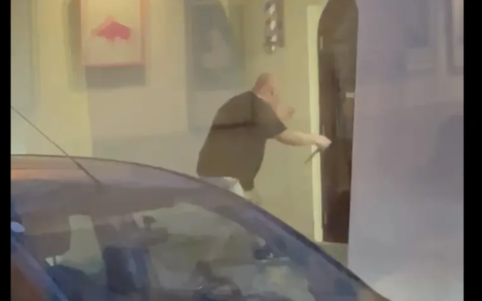 Drama v budějovických ulicích, policisté zpacifikovali agresivního muže s mačetou