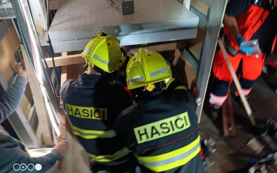 Při rekonstrukci pivovaru došlo k vážnému zranění, na muže spadl výtah