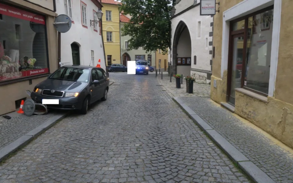 Řidič vjel na chodník. Srazil popelnici, okap a těžce zranil chodce