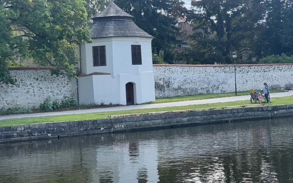 Ze Slepého ramene zmizely lavičky nad vodou. Čeká je oprava