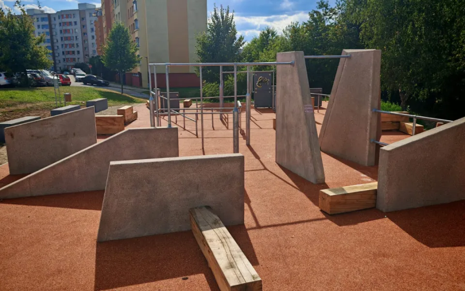 Český Krumlov otevřel parkourové hřiště, má vysoké zdi i prostor pro akrobatické prvky