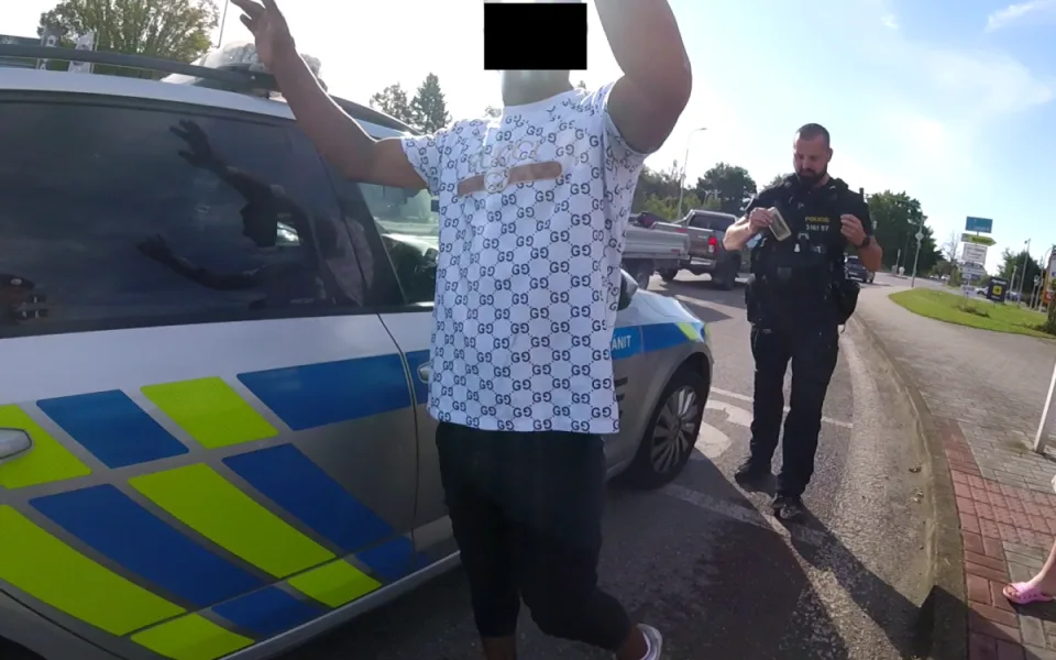 Muž okradl devadesátiletou stařenku, s její pomocí ho policie dopadla. Šlo o známou firmu
