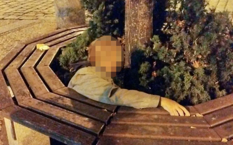 Opilec uvízl mezi lavičkou a stromem, nadýchal téměř čtyři promile