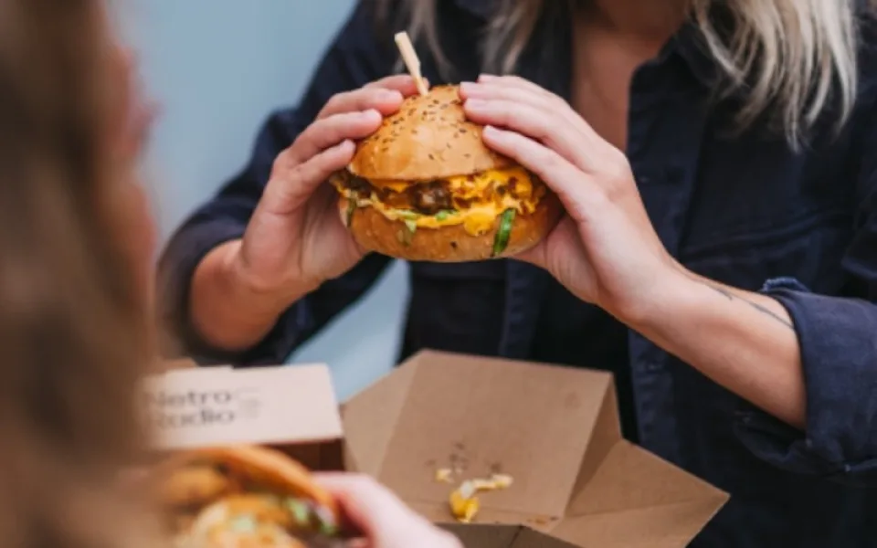 Bouda Burgers slaví 10 let! Budějce čeká obří 100 kg burger i hvězdní hosté