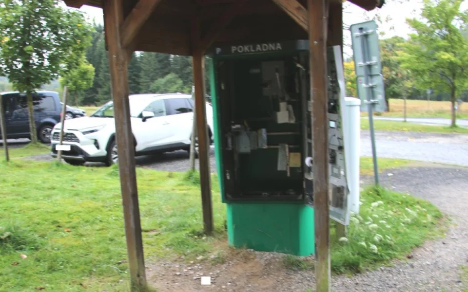 Zloděj vykradl a zničil parkovací automat. Škoda je více než 200 tisíc