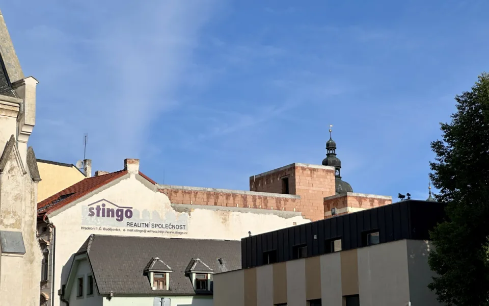 Černá stavba z historického centra zmizí, úřady již s vlastníkem jednají o odstranění