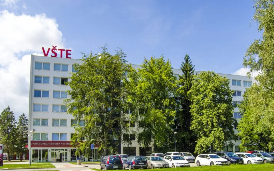 Na VŠTE hledají cesty, jak čelit dezinformacím. Pomůže umělá inteligence