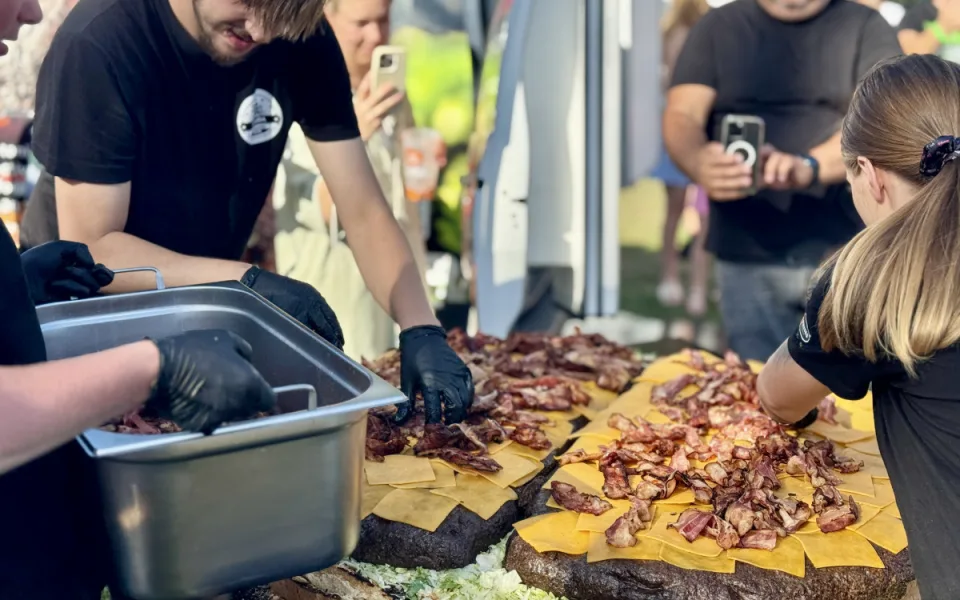 Největší burger v republice váží 164 kilogramů, připravili ho v Budějovicích