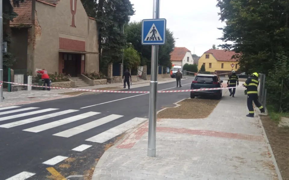 Chodníkem ve Lnářích unikal plyn, hasiči oblast uzavřeli