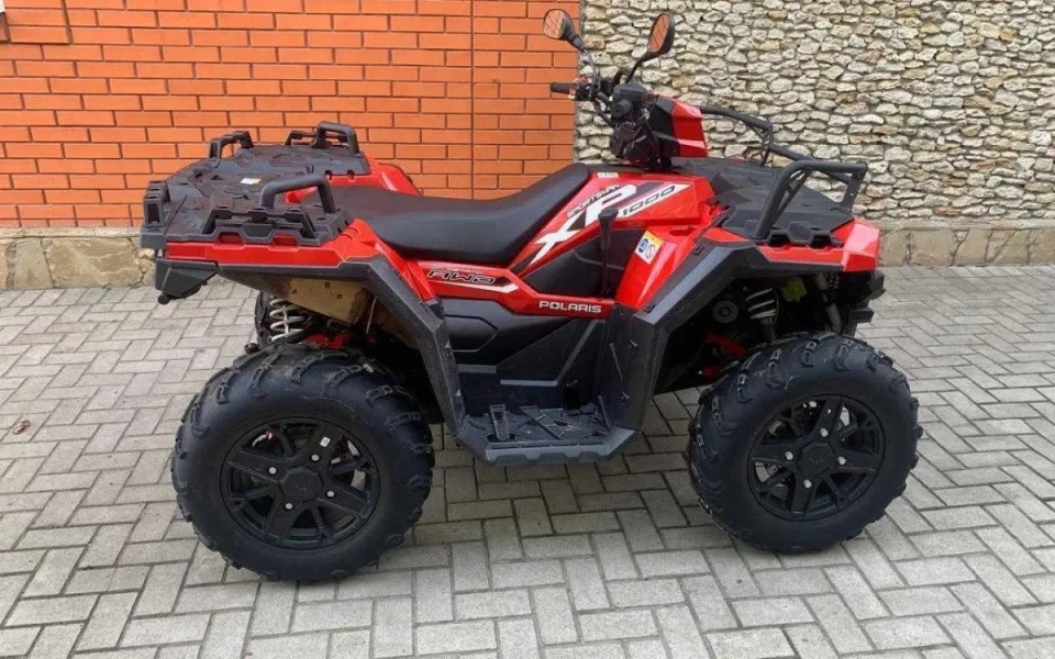 Policie pátrá po ukradené čtyřkolce. Škoda je téměř půl milionu