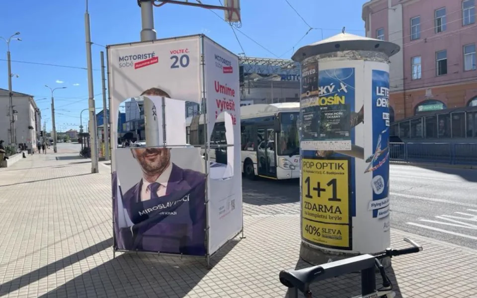 Politická reklama blokuje ulice, smluvně je však všechno v pořádku