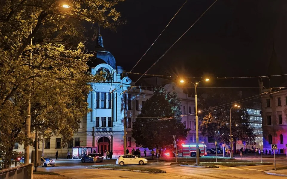Z budovy státního zastupitelství v Budějcích upadl kus sochy