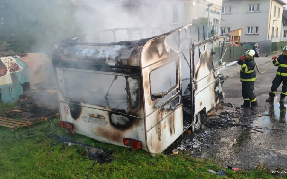 Tři shořelá vozidla za jeden den, u Dačic vzplanulo auto, ve Vodňanech karavan