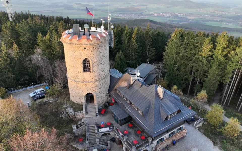 Kleť - dominanta Českokrumlovska s chatou a nejstarší kamennou rozhlednou
