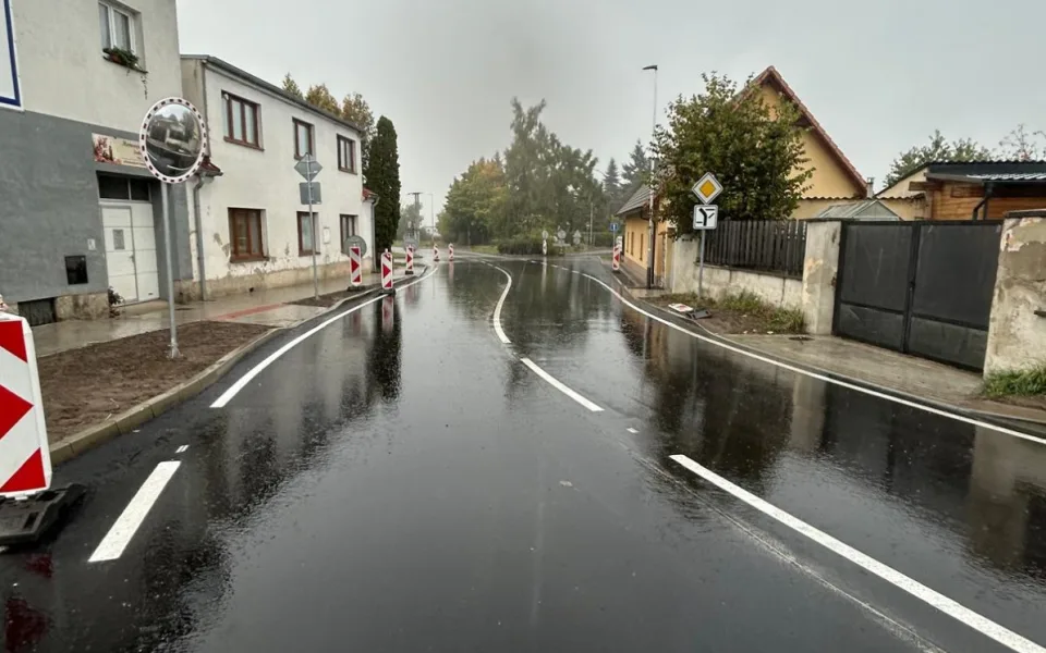 V Kamenném Újezdě se otevřela opravená křižovatka za více než tři miliony korun.