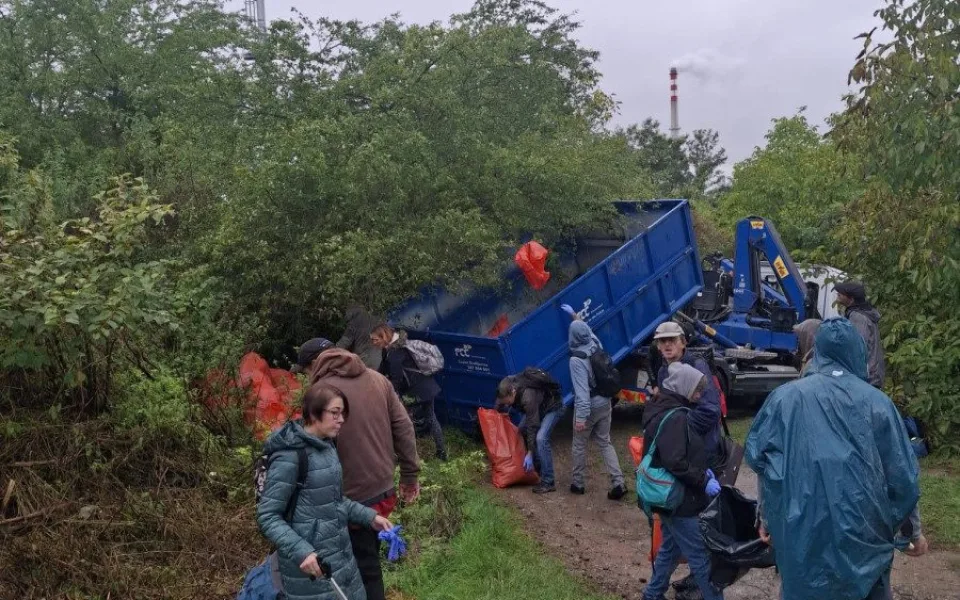 Do úklidu ulice zapojilo město lidi bez domova. Nasbírali přes čtyřicet pytlů odpadu