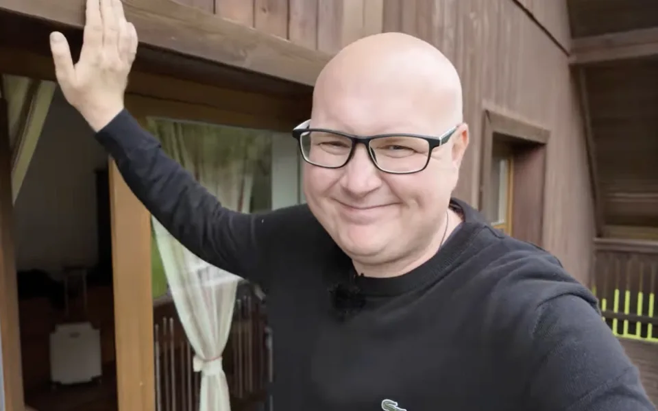 Pan Plešatý navštívil šumavský penzion z Ano, šéfe. Burger i snídani si pochvaloval
