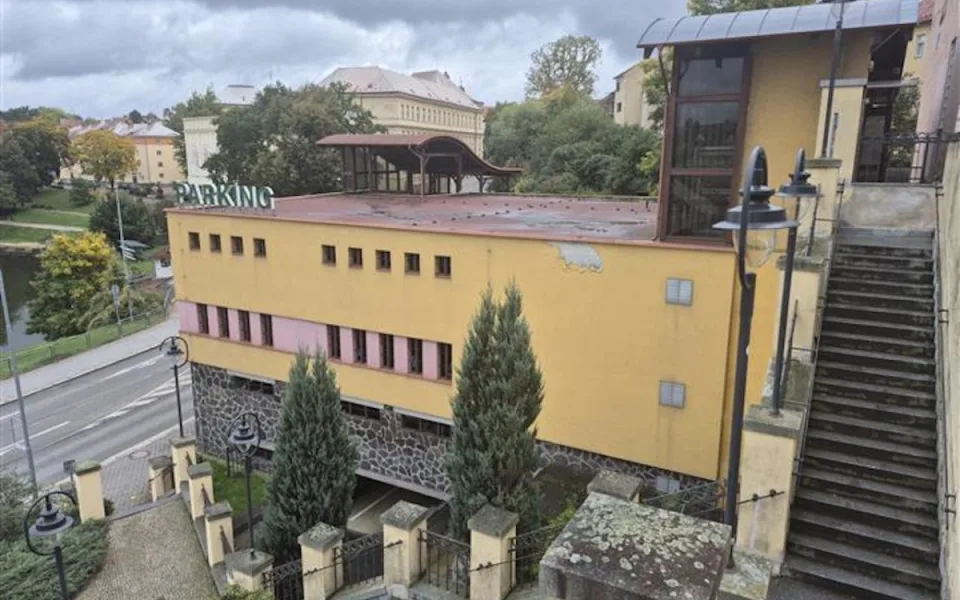 Strašák řidičů prošel proměnou. Parkovací dům v Táboře nabízí lepší podmínky i nižší ceny