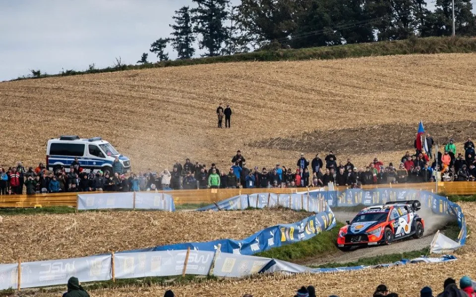 Ogier zahájil Středoevropskou rallye nejlépe, Rovanperä těsně za ním