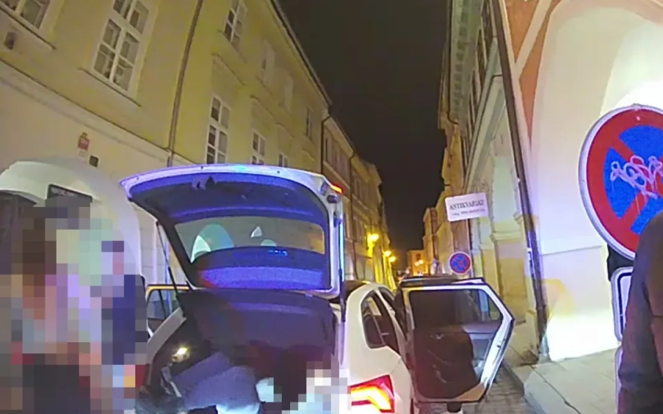 Sedm lidí v malém autě. Do kufru šel ten, co prohrál kámen nůžky, papír