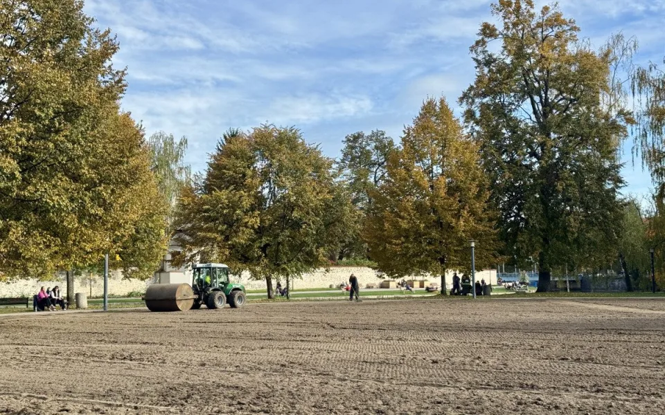 Sokolák se proměnil v oraniště, na jaře se opět zazelená