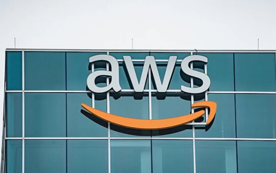 Nefungují vám aplikace? Amazon Web Services zaznamenal masivní výpadek