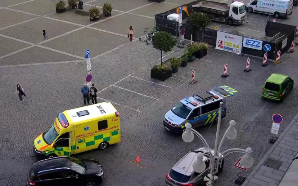 Nepozorný řidič srazil na budějovickém náměstí seniorku, skončila v nemocnici