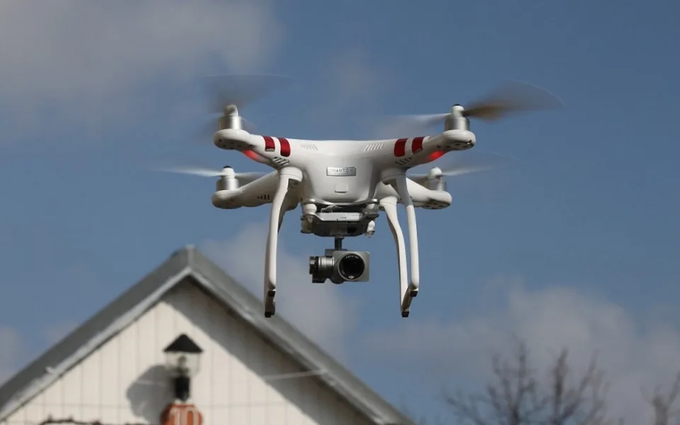 Tajemný dron špehuje v noci u domů a straší obyvatele Budějovic