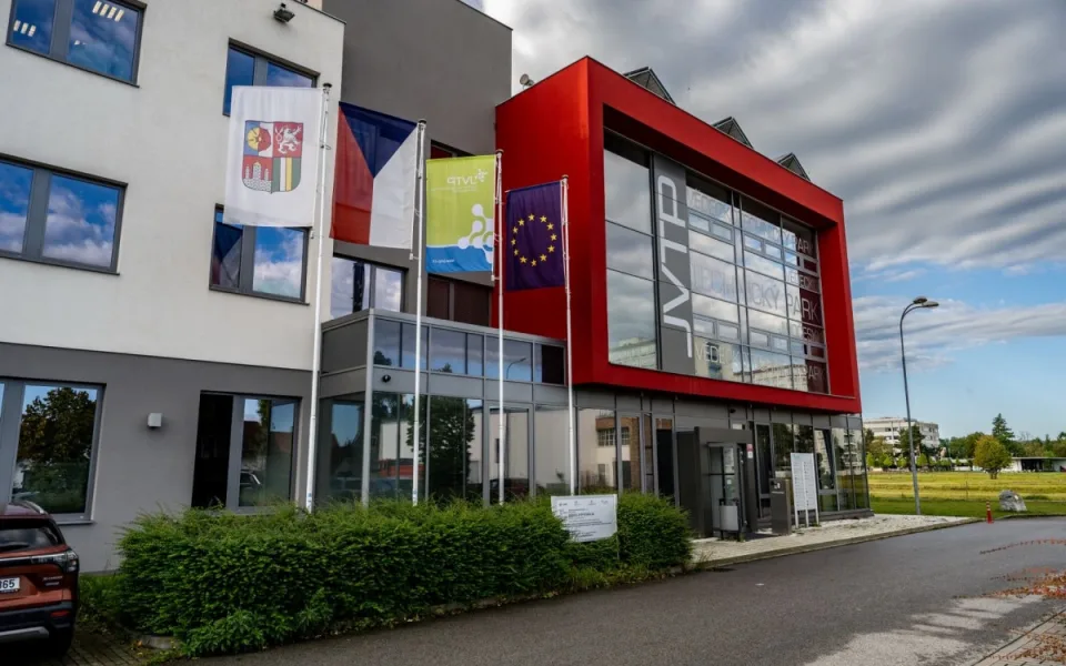 Bylinky i high-tech. Jihočeský startup Herbavita mění výživu hospodářských zvířat.