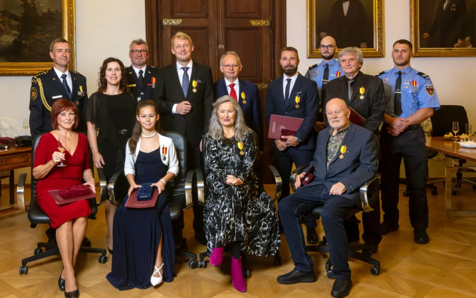 Strážníci, kteří zakročili proti muži s nožem, získali od primátorky medaili za statečnost