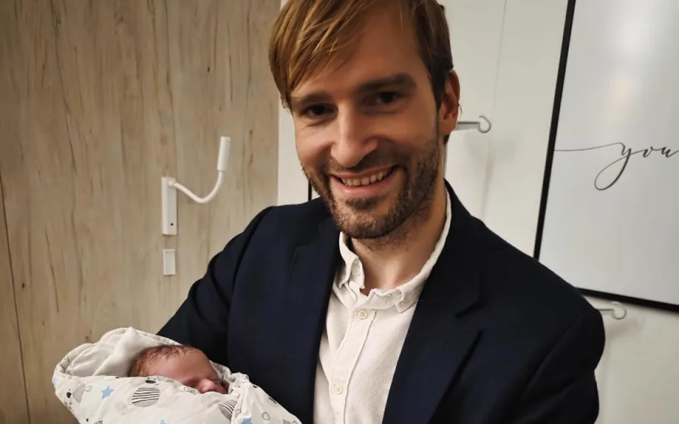 Adam Vojtěch je dvojnásobným otcem. Narodila se mu dcera