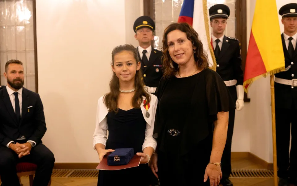 Primátorka udělila medaile Za zásluhy a Za statečnost.