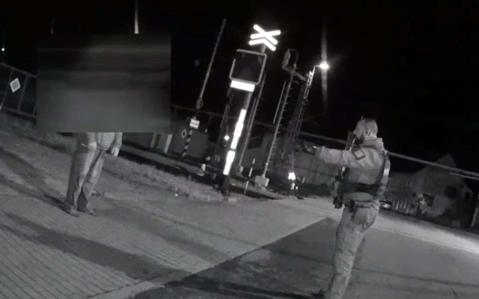 VIDEO: Podívej, kolik je tady lidí, nikomu nejsi lhostejný. Policisté rozmluvili sebevraždu mladému muži