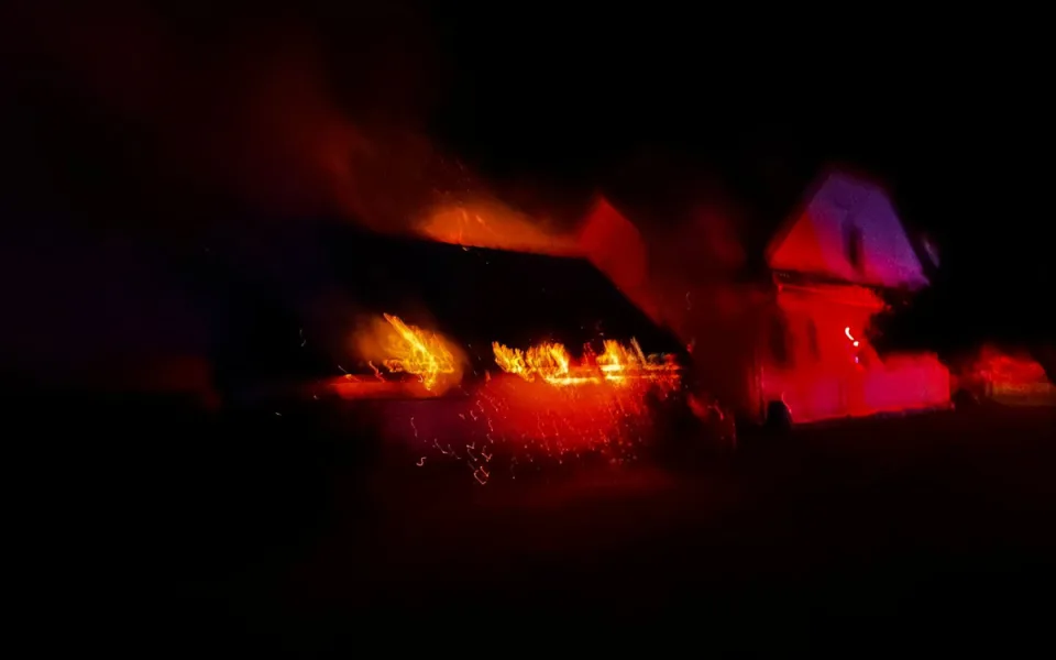 VIDEO: Stodolu plnou sena zachvátil požár. Rodinný dům hasiči uchránili