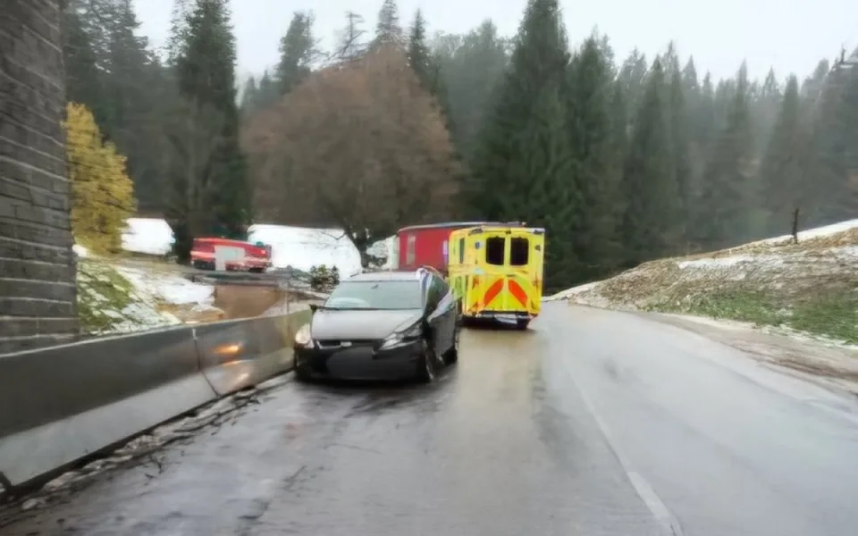 U Kubovy Hutě se střetlo osobní a nákladní auto, silnice je uzavřená