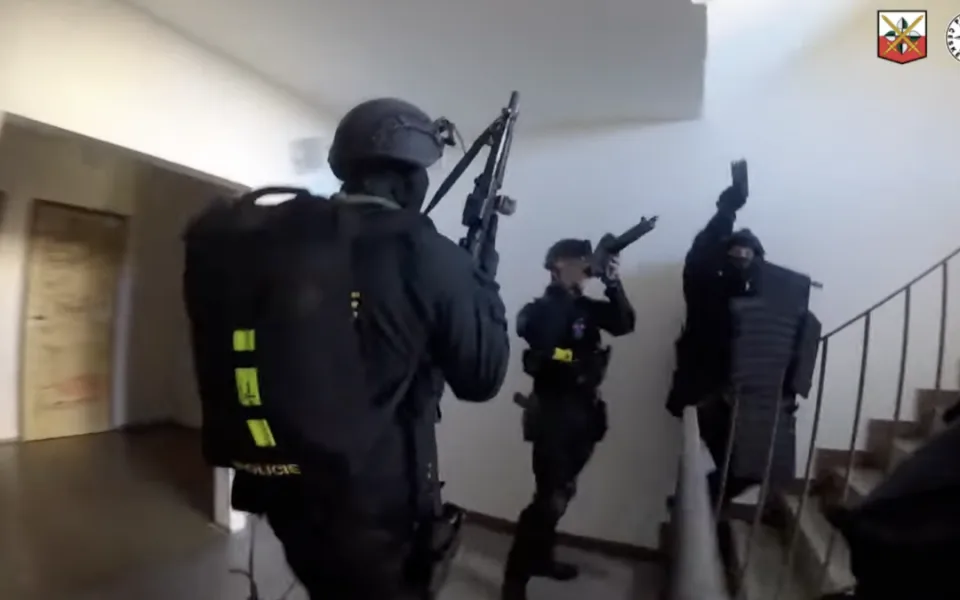 Muž se samopalem vyhrožoval, že se zastřelí. Podezřelého zadržela policie