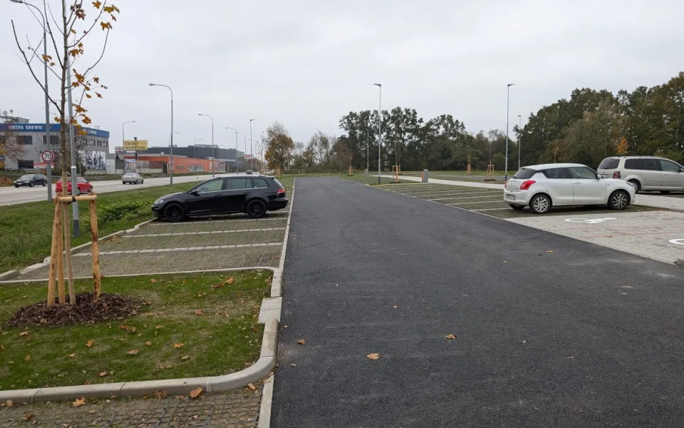 Parkoviště u Sport areálu Vltava bude přes zimu zdarma. Řidiči ušetří až do března