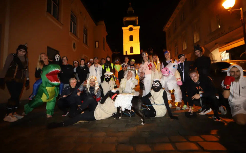 V Budějovicích se běžel Halloween! Ulice zaplnili běžci v maskách i pes převlečený za ovečku