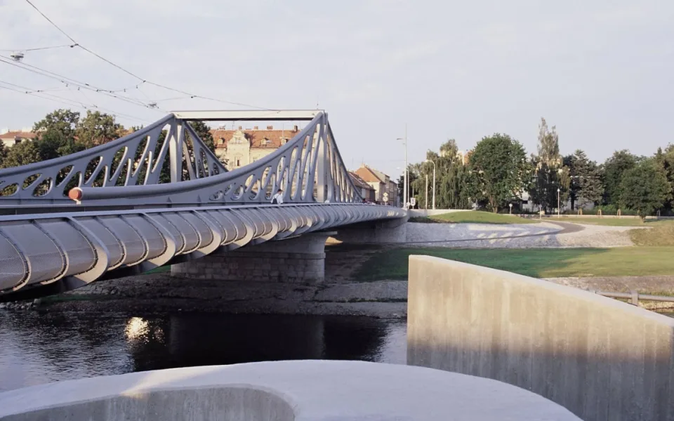 Sedmadvacet let nad Vltavou. Budějovický Dlouhý most oslavil narozeniny
